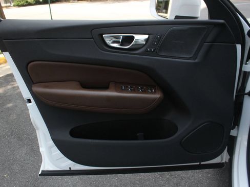 Used 2019 Volvo XC60 T5 Momentum w/ Multimedia Package AWD/4WD image 15
