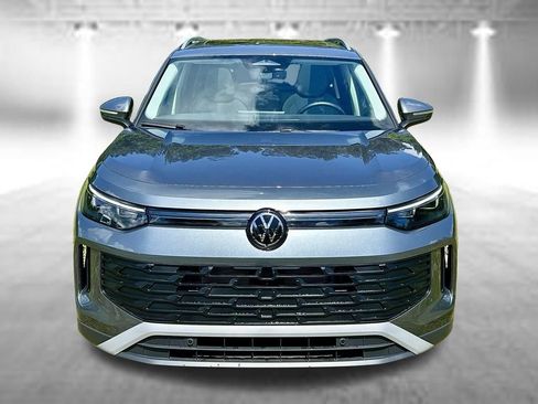 Certified 2025 Volkswagen Tiguan SE w/ Panoramic Sunroof Package AWD/4WD image 2