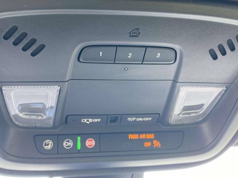 Used 2023 Chevrolet Traverse LT FWD image 33
