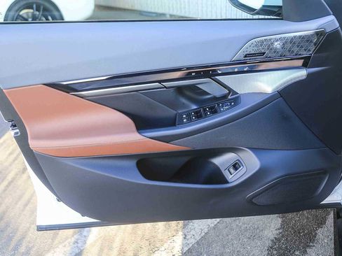 Used 2025 BMW i5 xDrive40 image 17