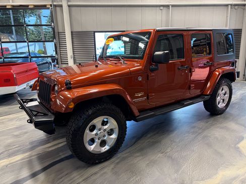 Used 2014 Jeep Wrangler Unlimited Sahara w/ Dual Top Group AWD/4WD image 33