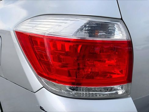 Used 2013 Toyota Highlander Plus FWD image 27
