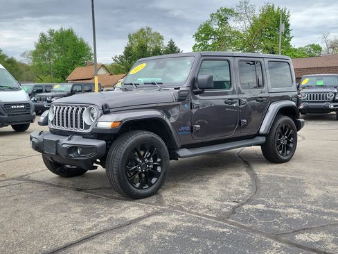 Used 2025 Jeep Wrangler Unlimited Sahara AWD/4WD image 15