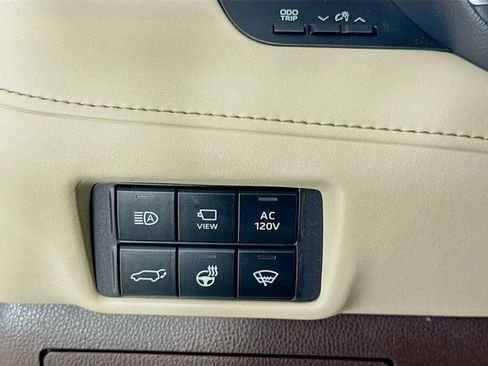 Used 2022 Toyota Highlander Limited FWD image 11