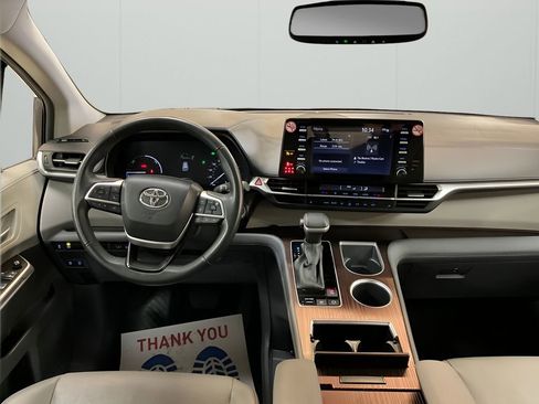 Used 2024 Toyota Sienna XLE image 7