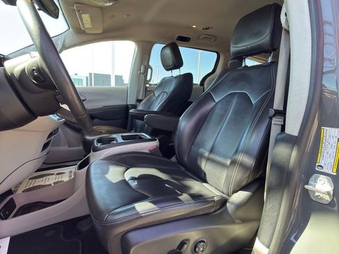Used 2023 Chrysler Pacifica Touring-L image 14