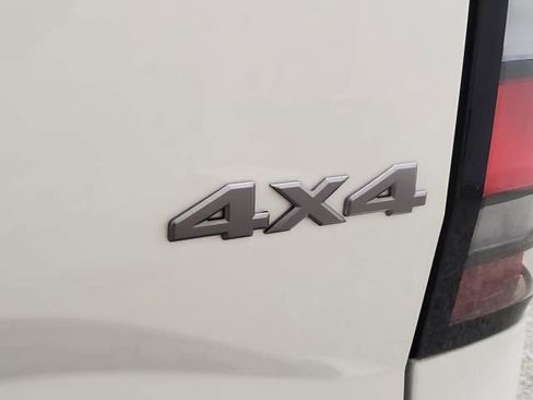 Used 2025 Nissan Frontier SV w/ SV Convenience Package image 6