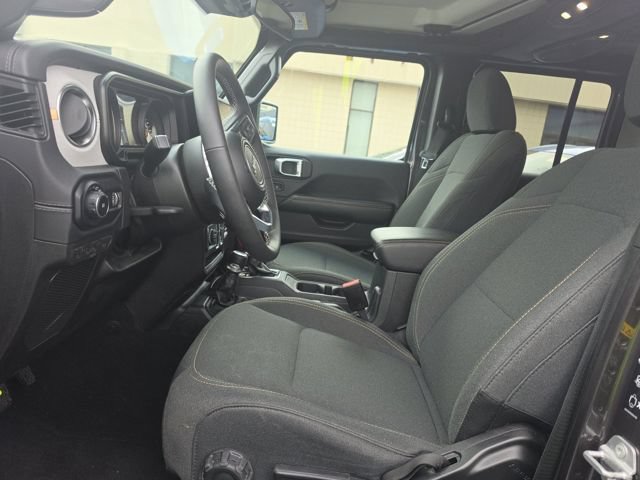 Used 2025 Jeep Wrangler Unlimited Sahara AWD/4WD image 6
