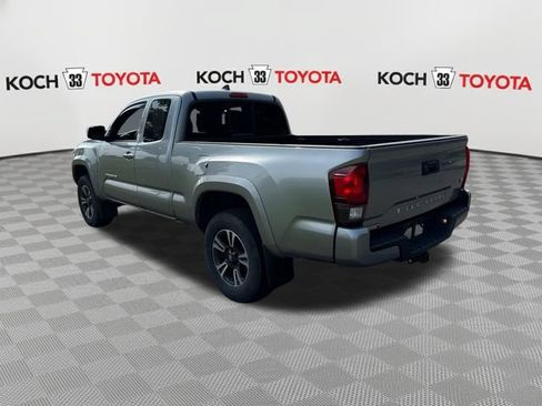Used 2018 Toyota Tacoma TRD Sport AWD/4WD image 6