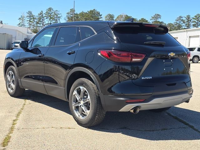 Used 2024 Chevrolet Blazer LT FWD image 3