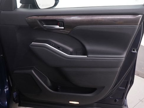 Used 2025 Toyota Highlander Platinum image 12