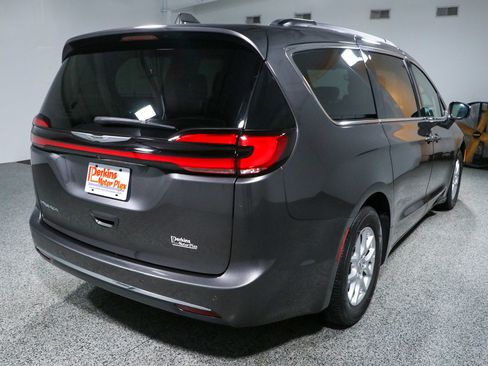 Used 2022 Chrysler Pacifica Touring-L FWD image 7