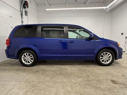 Used 2020 Dodge Grand Caravan SE image 4
