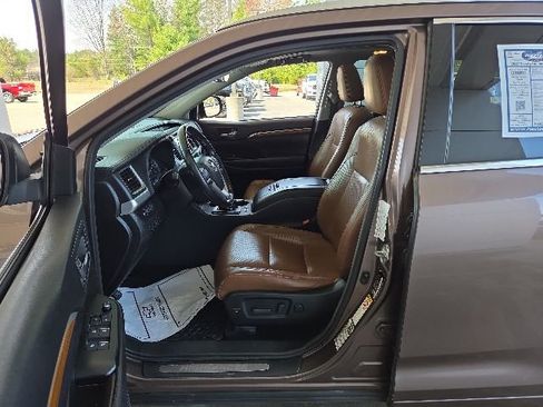 Used 2017 Toyota Highlander Limited AWD/4WD image 20