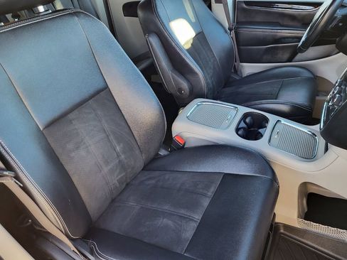 Used 2019 Dodge Grand Caravan SXT image 17