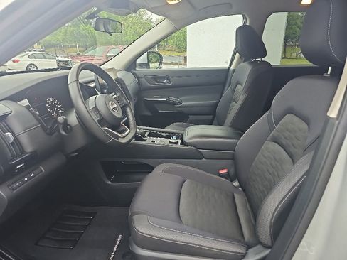 Used 2025 Nissan Pathfinder SV AWD/4WD image 16