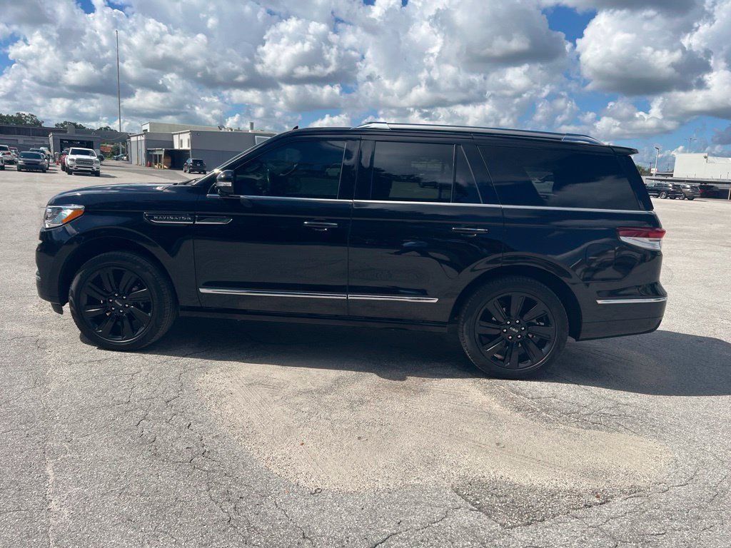 Used 2023 Lincoln Navigator Reserve w/ Monochromatic Package RWD image 8