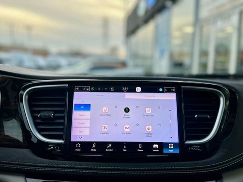 Used 2021 Chrysler Pacifica Limited w/ Uconnect Theater Family Group image 31