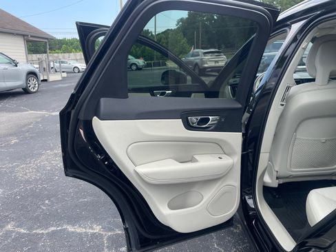 Used 2018 Volvo XC60 T5 Momentum w/ Vision Package AWD/4WD image 17