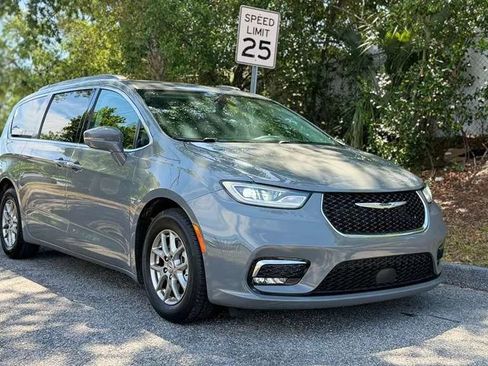 Used 2021 Chrysler Pacifica Touring FWD image 11