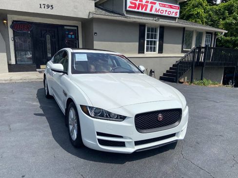 Used 2018 Jaguar XE Premium image 4