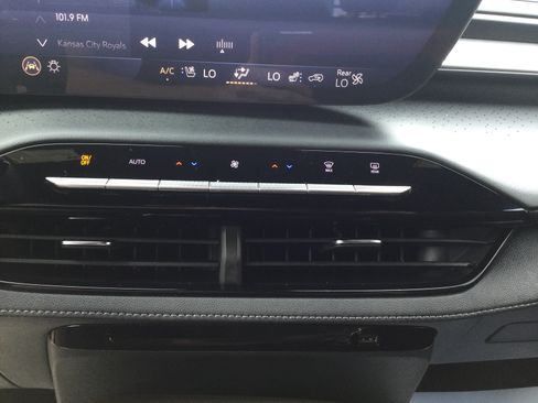 Used 2025 Buick Enclave Avenir w/ Super Cruise Package AWD/4WD image 19