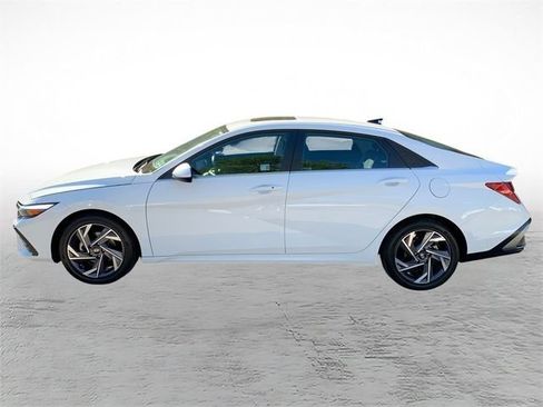 Certified 2025 Hyundai Elantra SEL FWD image 6
