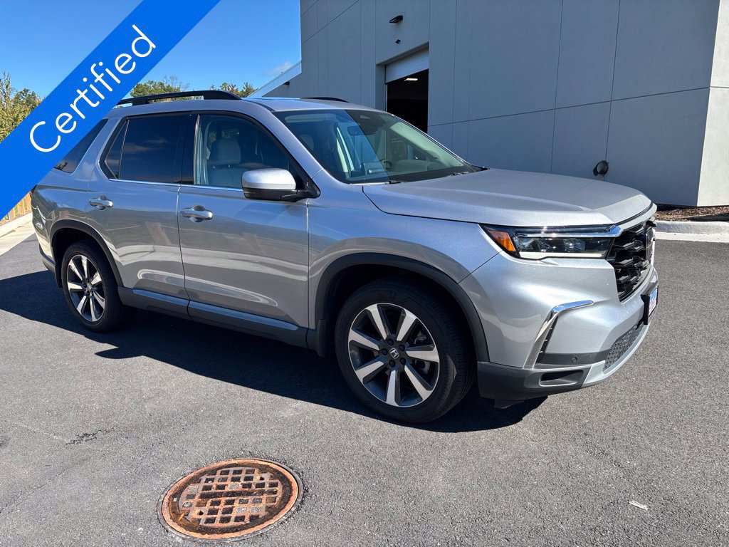 Used 2025 Honda Pilot Touring image 3