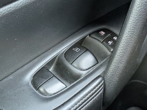 Used 2015 Nissan Rogue SV FWD image 22