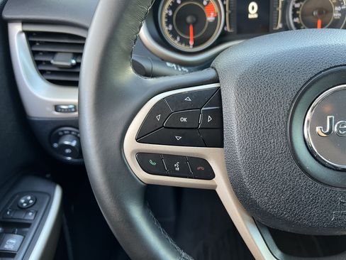 Used 2017 Jeep Cherokee Latitude AWD/4WD image 25
