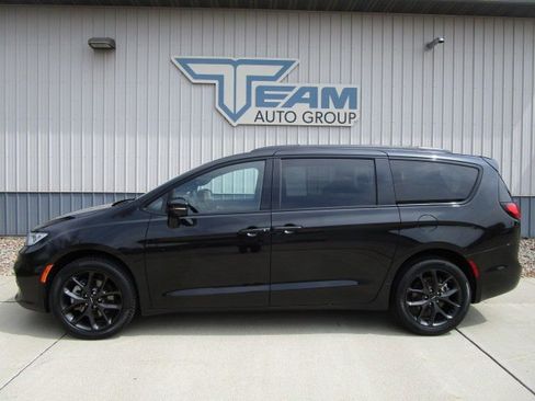 Used 2022 Chrysler Pacifica Limited w/ S Appearance Package AWD/4WD image 4