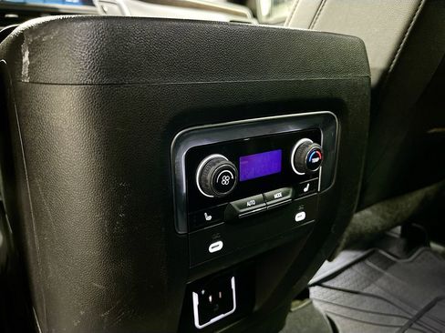 Used 2022 Chevrolet Suburban Premier image 27