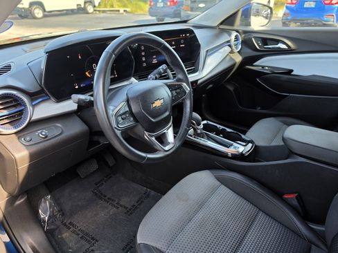 Used 2024 Chevrolet Trax LT w/ Sunroof Package FWD image 13