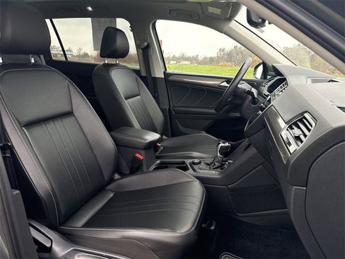 Used 2022 Volkswagen Tiguan SE w/ Panoramic Sunroof Package image 26