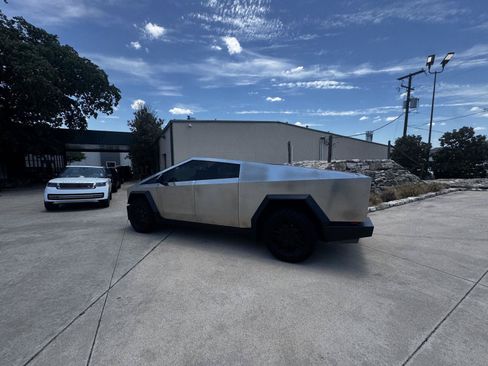 Used 2024 Tesla Cybertruck AWD Crew Cab image 2