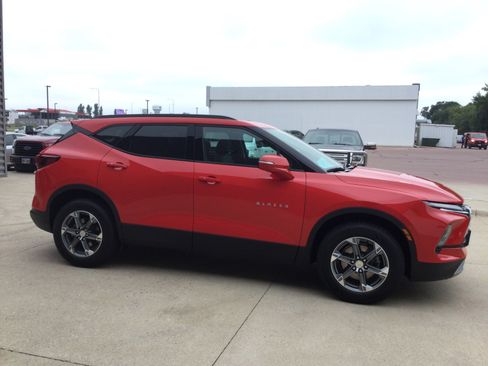 Used 2024 Chevrolet Blazer LT w/ Sound & Technology Package AWD/4WD image 3
