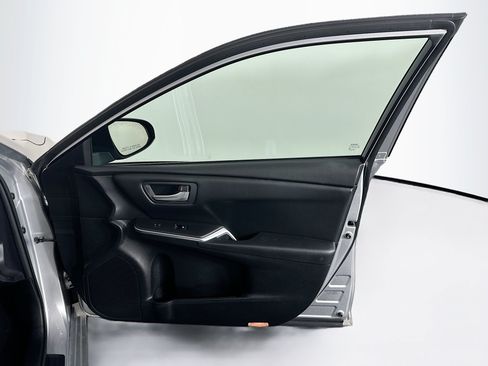 Used 2015 Toyota Camry SE FWD image 29