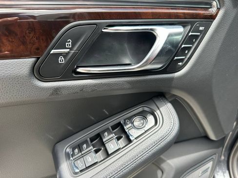 Used 2026 Porsche Macan AWD/4WD image 15