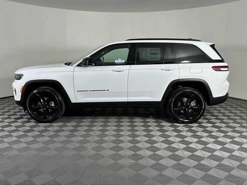 New 2025 Jeep Grand Cherokee Limited w/ Luxury Tech Group II image 16