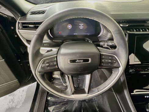 Used 2023 Jeep Grand Cherokee Altitude AWD/4WD image 11