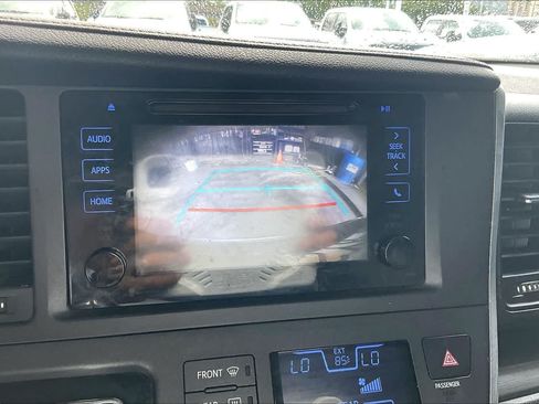 Used 2016 Toyota Sienna SE FWD image 26