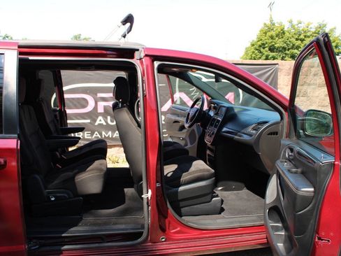 Used 2018 Dodge Grand Caravan SE FWD image 22