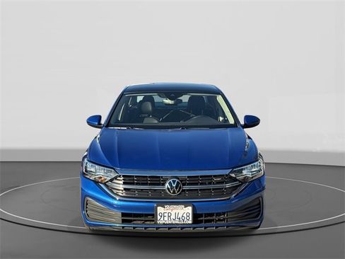 Used 2023 Volkswagen Jetta SE w/ Panoramic Sunroof Package image 2