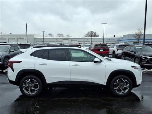 New 2026 Chevrolet Trax LT image 2