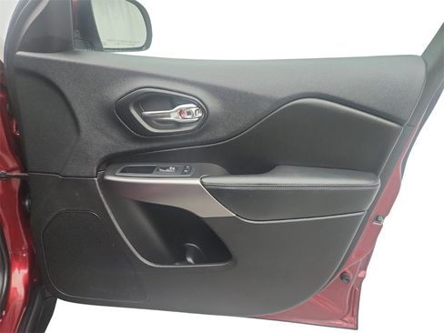 Used 2019 Jeep Cherokee Latitude Plus image 22