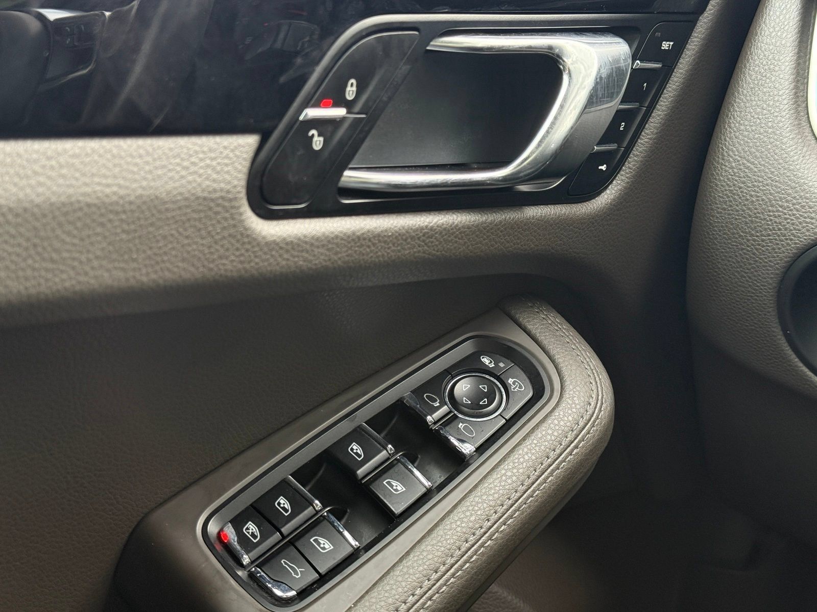 Used 2015 Porsche Macan S AWD/4WD image 30
