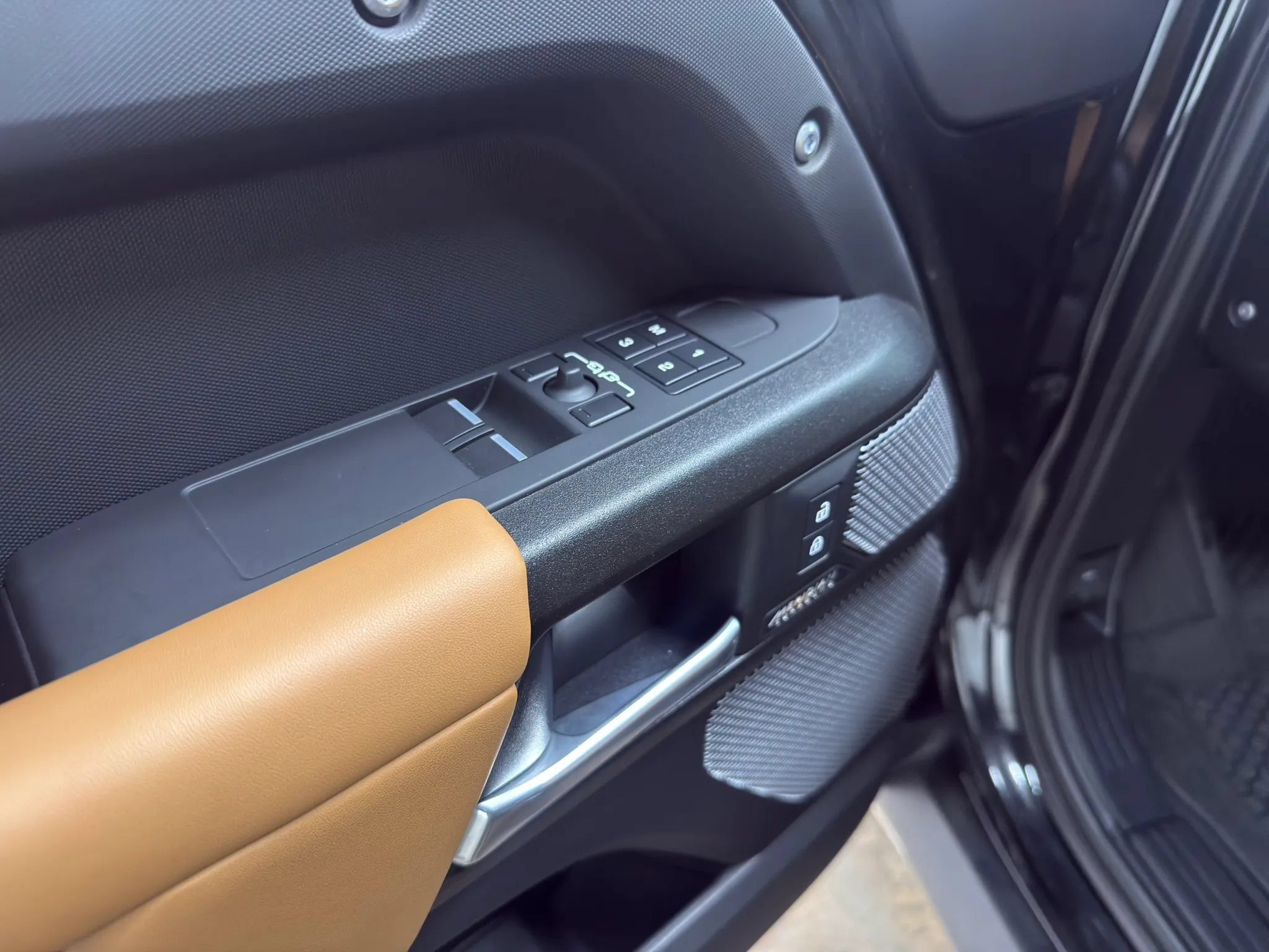 Used 2024 Land Rover Defender 90 V8 AWD/4WD image 24