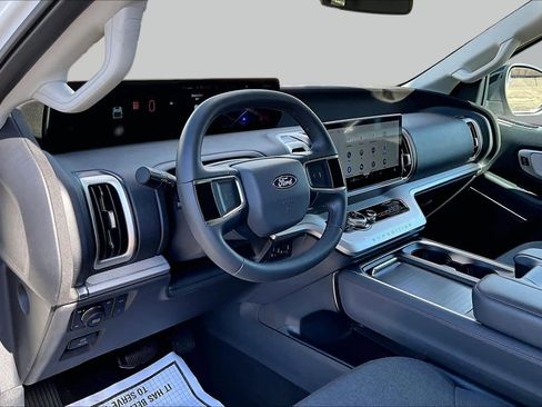 Used 2025 Ford Expedition Active AWD/4WD image 18