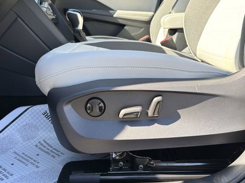 New 2026 Volkswagen Taos SE FWD image 22