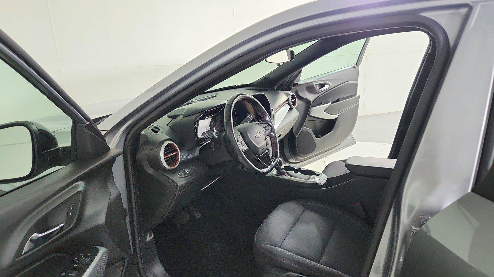 Used 2024 Chevrolet Trax RS FWD image 16